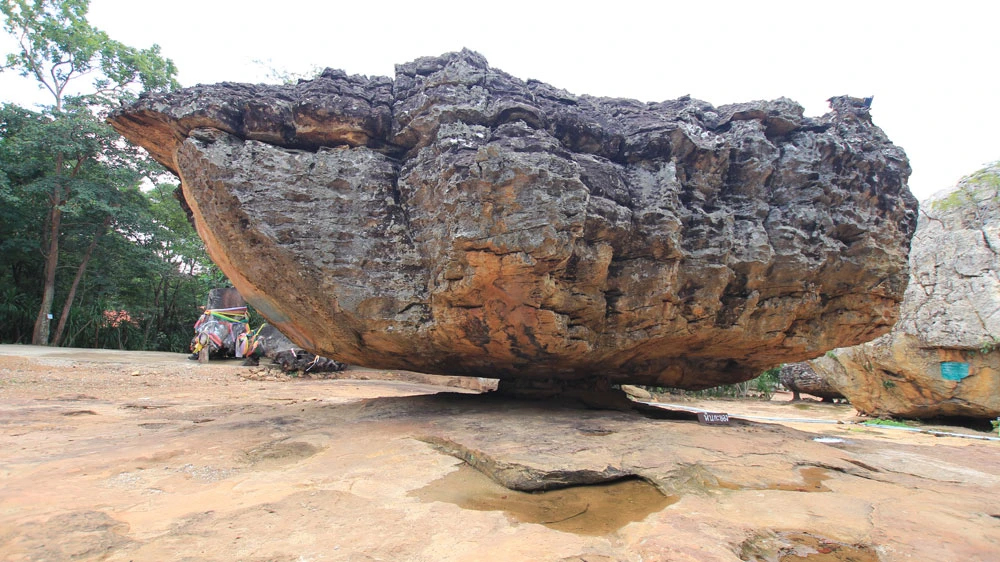 ประติมากรรมหินรูปร่างแปลกตาที่วัดภูตะเภาทอง