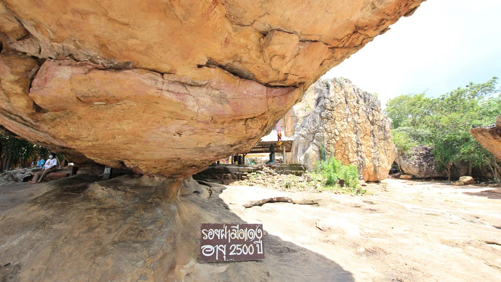 รอยฝ่ามือแดงที่หินเรือสำเภา