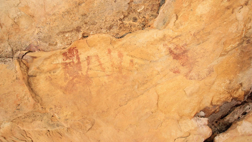 รอยฝ่ามือแดง อายุเก่าแก่ประมาณ 2,500 ปี