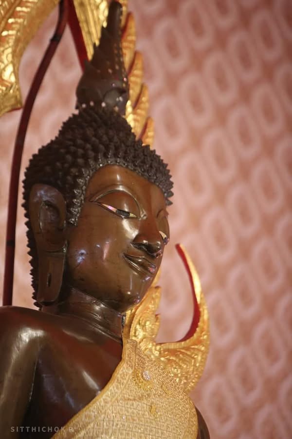 พระพุทธรูปปางมารวิชัย (หลวงพ่อพระพุทธรัศมี) อายุประมาณ 600 ปี สมัยสุโขทัย เป็นพระประธานในพระอุโบสถ